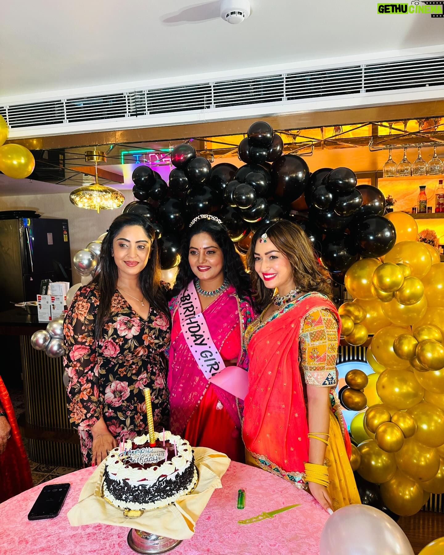 Anjana Singh - 53.2K Likes - Happy birthday di Kal hum log sath the apka bday manaya bahot acha lga god bless you ⭐️⭐️⭐️🥰🍺🍺🍺🍺🍺🍺🍺👄
@anjana_singh_