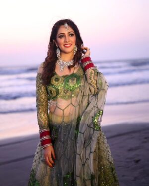 Anju Jadhav Instagram - Ye Hawaye julfo me meri gum ho jae😜🥰
MAKE UP BY @vijaysmakeupartist
HAIR BY @alishahairstylist11

#indianwear #beachvibes #sisweeding #goa