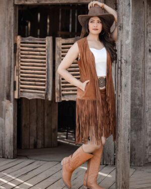 Anju Jadhav Instagram - 🥰My FAVOURITE LOOK🤠👢❤️
Happy Sunday guys🌞

Location @setsinthecity.in
MUA @rupesh_makeup @nilima.05
Wardrobe @viiracouture 

#cowboylook#location #shooting #outdoor