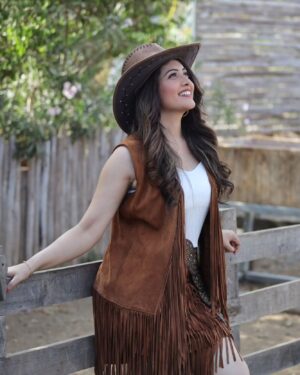 Anju Jadhav Instagram - 🥰My FAVOURITE LOOK🤠👢❤️
Happy Sunday guys🌞

Location @setsinthecity.in
MUA @rupesh_makeup @nilima.05
Wardrobe @viiracouture 

#cowboylook#location #shooting #outdoor