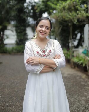 Anju Joseph Instagram - For the love of white!!
Special thanks to @getstylishbyvasthra 
@teenajoseph97 for this beautiful piece!!