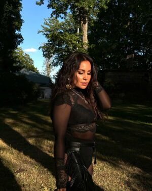Anna Abreu Instagram - Mä synnyin esiintymään <3 
Tänään Rovaniemi ja @santaopenair 🪭