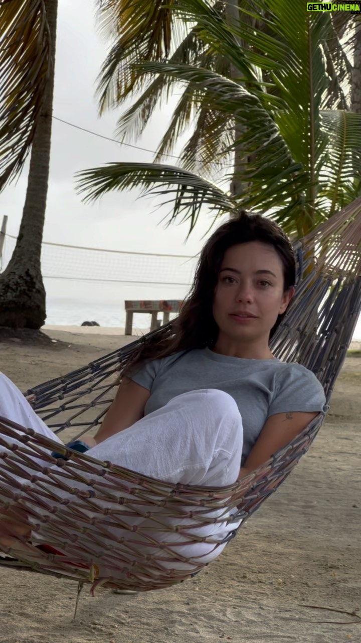 Anna Castillo - 82K Likes - Ya paro con Panamá, unas poquitas fotos de yo, una serpiente 💙 y tienditas 🍎🍍
