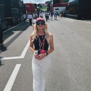 Anna Gasser Instagram - Austrian Grand Prix 🏁🖤 thanks @redbullaustria for an awesome day at @f1
