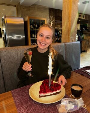 Anna Kadeřávková Instagram - Birthday Girl 🎂
Děkuju všem za krásná přání k narozeninám a zítřejšímu svátku! 🥰 Budu se tím zase prokousávat několik dní. 💌 I všem ostatním lvíčkům 🦁 přeju všechno nejlepší, ať jste zdravý, milovaný a máte se pořád z čeho a na co těšit. 🫶🏻
Mám vás ráda! ☺️
Vaše A. 

#bdaygirl👑 #happybirthday