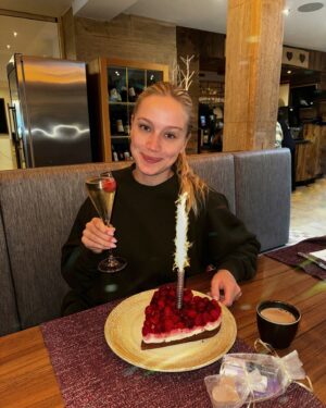 Anna Kadeřávková Instagram - Birthday Girl 🎂
Děkuju všem za krásná přání k narozeninám a zítřejšímu svátku! 🥰 Budu se tím zase prokousávat několik dní. 💌 I všem ostatním lvíčkům 🦁 přeju všechno nejlepší, ať jste zdravý, milovaný a máte se pořád z čeho a na co těšit. 🫶🏻
Mám vás ráda! ☺️
Vaše A. 

#bdaygirl👑 #happybirthday