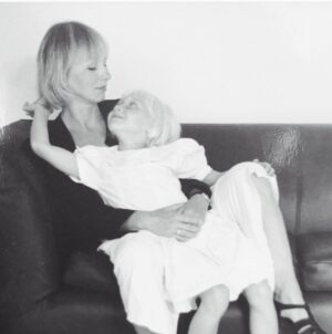 Anna Maria Mühe Instagram - 🤍Mama, 18 Jahre heute. Wie sehr du fehlst.. 🤍 
  ich liebe dich.