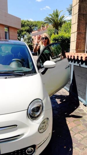 Anna Pettinelli Instagram - Inventeranno prima poi il sistema di cambiare colore in base all’ outfit! Cinquino che passione! #romanaauto #lacapitaledellautomobile #fiat500