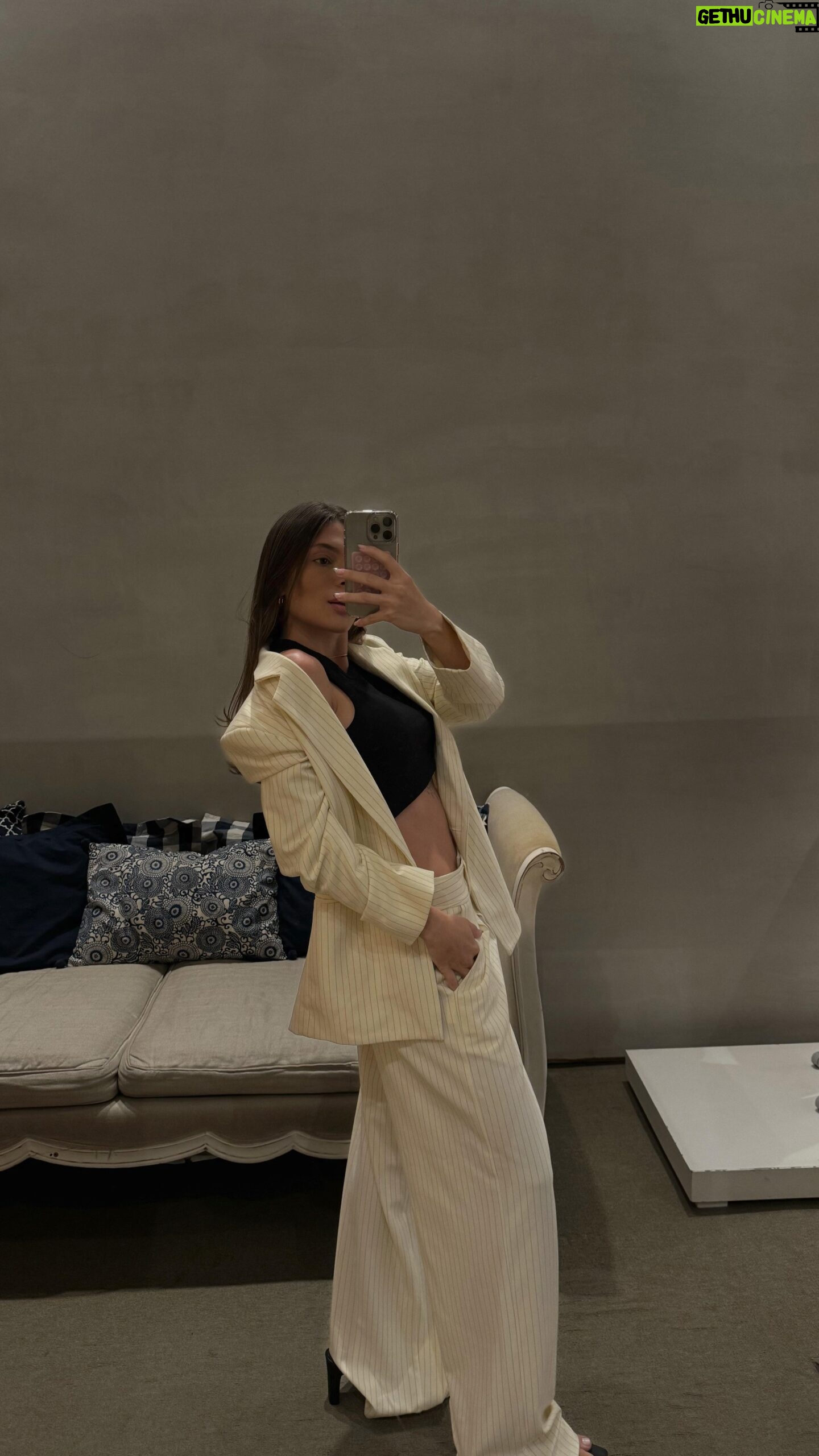 Anna Retonde - 3 Likes - sim, é o espelho perfeito🫱🏻🫲🏼
todos os espelhos que tenho aqui em casa são da @lojareidosquadros <3 lá tem variassssss opções!!!! fora o preço! eu tenho na sala, no studio, no quarto…ficou lindo, né?🤩
& o melhor!!!! consegui cupom pra vocês✨
ANNA10