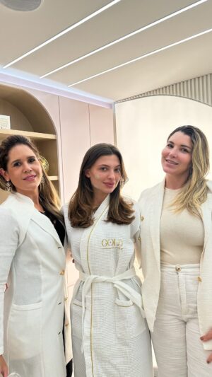 Anna Retonde Instagram - Estamos super contentes por ter recebido a querida @annaretonde na clínica para curtir uma experiência Gold ✨

Ela fez umas sessões de Lavieen e Bioestimulador de Colágeno, deixando a pele e cabelos maravilhosos!

Agradecemos muito pela confiança e por escolher a gente 🤍