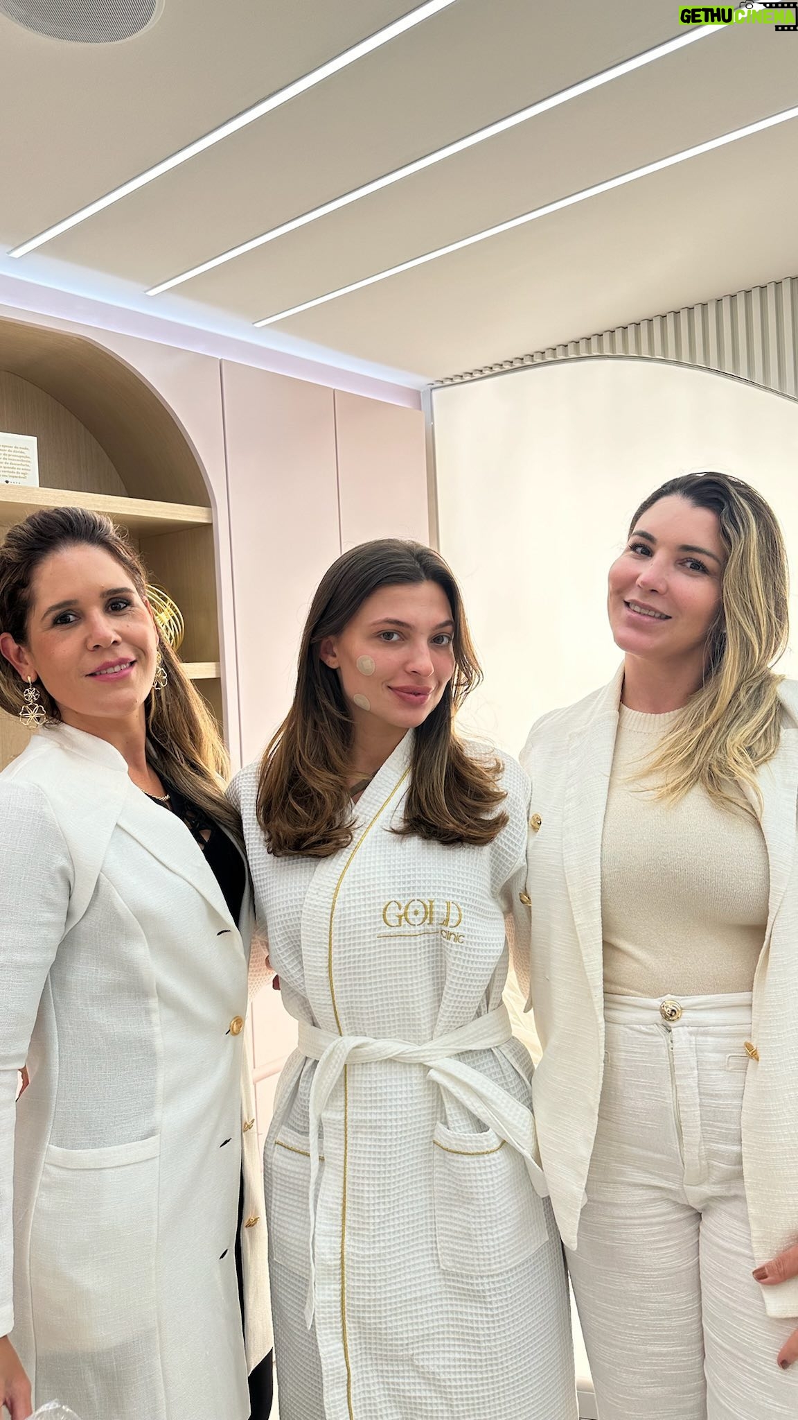 Anna Retonde - 216 Likes - Estamos super contentes por ter recebido a querida @annaretonde na clínica para curtir uma experiência Gold ✨
Ela fez umas sessões de Lavieen e Bioestimulador de Colágeno, deixando a pele e cabelos maravilhosos!
Agradecemos muito pela confiança e por escolher a gente 🤍