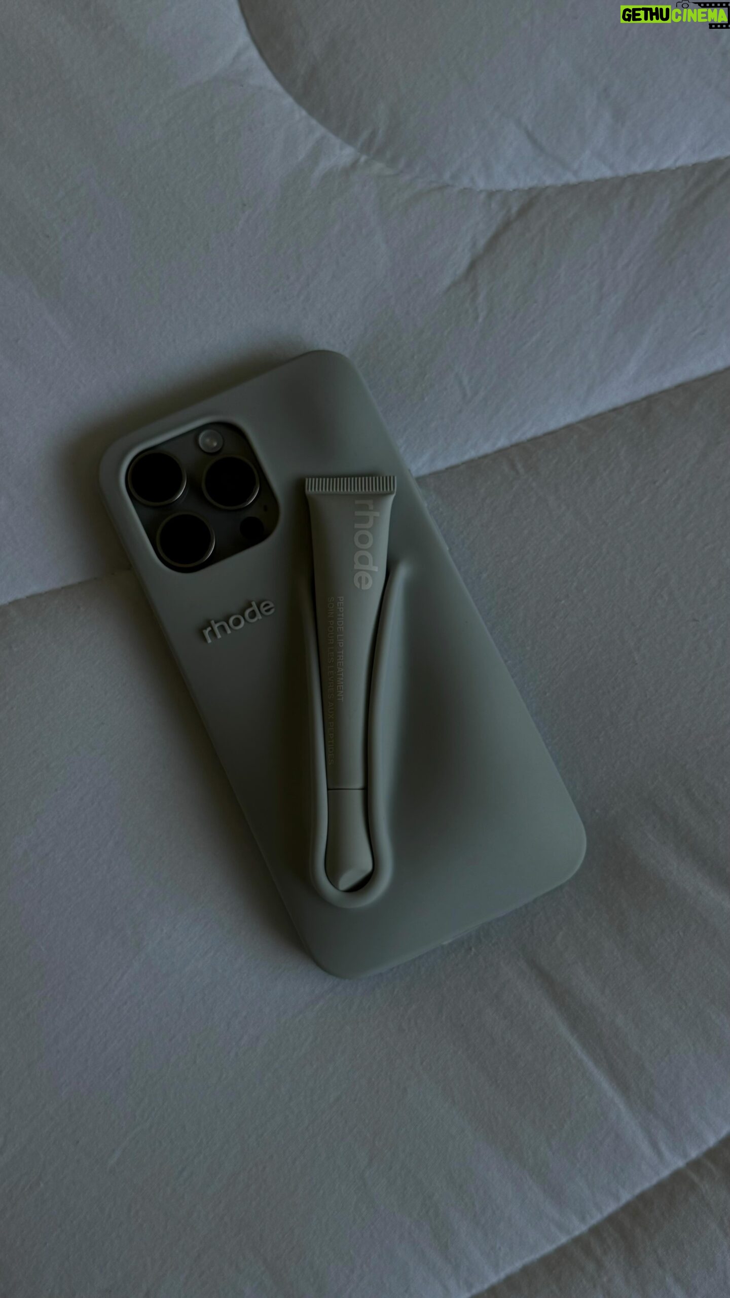 Anna Retonde - 3 Likes - NEW lipcase @rhode 🥹