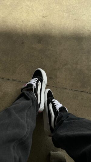 Anna Retonde Instagram - new babe 🐈‍⬛🩶🤳👟👽

@shop2gether tnks <3
vocês tem 15% off na 1º compra usando “ANNARETONDE15” 
(((o site tem muuuuita marca perfeita👀👀👀👀)))
esse é o vans KNU!!! p quem quiser!