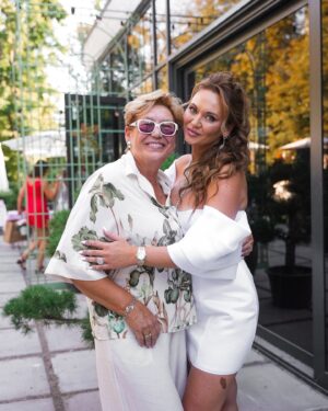 Anna Salivanchuk Instagram - СЬОГОДНІ ТВІЙ ДЕНЬ НАРОДЖЕННЯ! МАМУЛЯ🙏🏻
Ти народила мене в суботу, бо боялась що я можу народитись в понеділок😂бо кажуть діти понеділка😂а якщо в суботу- то творчі люди- так і вийшло🙏🏻
Всі думали що буде хлопчик, бо по татовій лінії 9 поколінь одні чоловіки, але ти точно знала , що буде Анічка💋

Не дивлячись на те, що я вже мати двох прекрасних синів, та всеодно до кінця не розумію, що таке бути мамою доньки!
Для мене мама – це все. Гадаю,що у більшості також!

Мама – моя найкраща подруга, мій вчитель, психолог, критик, помічниця у всьому! 

Тепер, коли я вже двічі мама, точно знаю, що зроблю все, щоб мої дітки були найщасливіші, як це робила все своє життя моя мамочка-Любов Михайлівна!
⠀
Моя рідна матуся! ❤️ Сьогодні цей день тільки для тебе. Хочу, щоб ти завжди пам’ятала, для мене ти завжди будеш найпрекрасніша та най найкраща!
Хочеться побажати тобі мирного неба, спокійних ранків та щоб ти якомога довше була поруч зі мною та своїми онуками!🙏

Не вистачить усього життя, щоб сказати тобі слова подяки та описати мою безмежну любов. Якщо інколи ображаю, вибач. Люблю тебе, моя прекрасна мамо!❤️