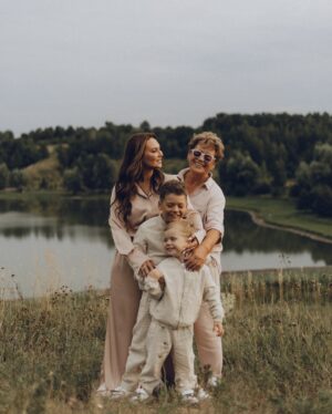 Anna Salivanchuk Instagram - СЬОГОДНІ ТВІЙ ДЕНЬ НАРОДЖЕННЯ! МАМУЛЯ🙏🏻
Ти народила мене в суботу, бо боялась що я можу народитись в понеділок😂бо кажуть діти понеділка😂а якщо в суботу- то творчі люди- так і вийшло🙏🏻
Всі думали що буде хлопчик, бо по татовій лінії 9 поколінь одні чоловіки, але ти точно знала , що буде Анічка💋

Не дивлячись на те, що я вже мати двох прекрасних синів, та всеодно до кінця не розумію, що таке бути мамою доньки!
Для мене мама – це все. Гадаю,що у більшості також!

Мама – моя найкраща подруга, мій вчитель, психолог, критик, помічниця у всьому! 

Тепер, коли я вже двічі мама, точно знаю, що зроблю все, щоб мої дітки були найщасливіші, як це робила все своє життя моя мамочка-Любов Михайлівна!
⠀
Моя рідна матуся! ❤️ Сьогодні цей день тільки для тебе. Хочу, щоб ти завжди пам’ятала, для мене ти завжди будеш найпрекрасніша та най найкраща!
Хочеться побажати тобі мирного неба, спокійних ранків та щоб ти якомога довше була поруч зі мною та своїми онуками!🙏

Не вистачить усього життя, щоб сказати тобі слова подяки та описати мою безмежну любов. Якщо інколи ображаю, вибач. Люблю тебе, моя прекрасна мамо!❤️