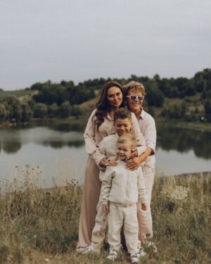 Anna Salivanchuk Instagram - СЬОГОДНІ ТВІЙ ДЕНЬ НАРОДЖЕННЯ! МАМУЛЯ🙏🏻
Ти народила мене в суботу, бо боялась що я можу народитись в понеділок😂бо кажуть діти понеділка😂а якщо в суботу- то творчі люди- так і вийшло🙏🏻
Всі думали що буде хлопчик, бо по татовій лінії 9 поколінь одні чоловіки, але ти точно знала , що буде Анічка💋

Не дивлячись на те, що я вже мати двох прекрасних синів, та всеодно до кінця не розумію, що таке бути мамою доньки!
Для мене мама – це все. Гадаю,що у більшості також!

Мама – моя найкраща подруга, мій вчитель, психолог, критик, помічниця у всьому! 

Тепер, коли я вже двічі мама, точно знаю, що зроблю все, щоб мої дітки були найщасливіші, як це робила все своє життя моя мамочка-Любов Михайлівна!
⠀
Моя рідна матуся! ❤️ Сьогодні цей день тільки для тебе. Хочу, щоб ти завжди пам’ятала, для мене ти завжди будеш найпрекрасніша та най найкраща!
Хочеться побажати тобі мирного неба, спокійних ранків та щоб ти якомога довше була поруч зі мною та своїми онуками!🙏

Не вистачить усього життя, щоб сказати тобі слова подяки та описати мою безмежну любов. Якщо інколи ображаю, вибач. Люблю тебе, моя прекрасна мамо!❤️