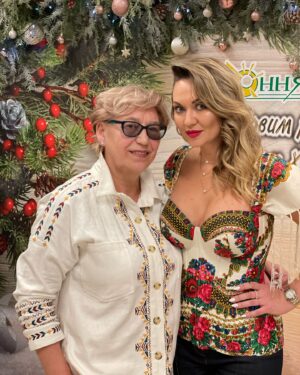Anna Salivanchuk Instagram - СЬОГОДНІ ТВІЙ ДЕНЬ НАРОДЖЕННЯ! МАМУЛЯ🙏🏻
Ти народила мене в суботу, бо боялась що я можу народитись в понеділок😂бо кажуть діти понеділка😂а якщо в суботу- то творчі люди- так і вийшло🙏🏻
Всі думали що буде хлопчик, бо по татовій лінії 9 поколінь одні чоловіки, але ти точно знала , що буде Анічка💋

Не дивлячись на те, що я вже мати двох прекрасних синів, та всеодно до кінця не розумію, що таке бути мамою доньки!
Для мене мама – це все. Гадаю,що у більшості також!

Мама – моя найкраща подруга, мій вчитель, психолог, критик, помічниця у всьому! 

Тепер, коли я вже двічі мама, точно знаю, що зроблю все, щоб мої дітки були найщасливіші, як це робила все своє життя моя мамочка-Любов Михайлівна!
⠀
Моя рідна матуся! ❤️ Сьогодні цей день тільки для тебе. Хочу, щоб ти завжди пам’ятала, для мене ти завжди будеш найпрекрасніша та най найкраща!
Хочеться побажати тобі мирного неба, спокійних ранків та щоб ти якомога довше була поруч зі мною та своїми онуками!🙏

Не вистачить усього життя, щоб сказати тобі слова подяки та описати мою безмежну любов. Якщо інколи ображаю, вибач. Люблю тебе, моя прекрасна мамо!❤️