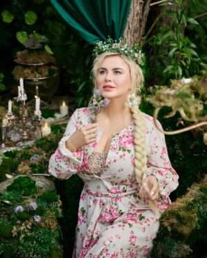 Anna Semenovich Instagram - Взаимность во всем ❤️ 
Мы получаем , то что излучаем и только вам решать , что проживать ! 
Я для себя решила , а ты?👇🏼 
#аниныистории #мудрость 

Photo: @daria.osipova_
Asistents: @mariatimofeeva.ph @elvir4ik
Video: @valeriachichikova 
MUA: @yakovleva_yulia
Hair: @borovskaya_style
Style: @dragonfly_in_flight
Location: @yoofotoskazka