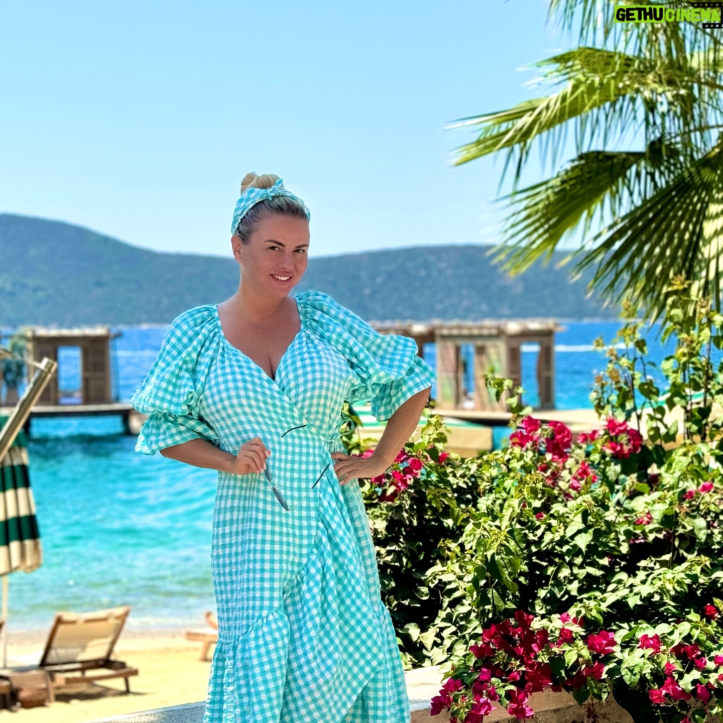 Anna Semenovich - 12.2K Likes - Какие же краски! 🎨😍
Фотка сделана без фильтров, и я просто обязана поставить её на заставку!
В Бодруме очень красивая природа , прозрачное море , горы и нет изнуряющей жары ☀️
Я много слышала об этом курорте, когда-то я была здесь проездом, но ничего не успела посмотреть.
А теперь мне повезло остаться в этой сказке на целую неделю! 😋
Мы выбрали невероятный бутик-отель @casanonnabodrum в итальянском стиле😜
Шикарный пляж, роскошный ресторан, красивейший видовой бассейн и потрясающий номер с видом, от которого просто захватывает дух 🔥
Наслаждаюсь каждым мгновением нашего путешествия ❤️ #аниныистории
#отпуск
@karinazvereva_travel