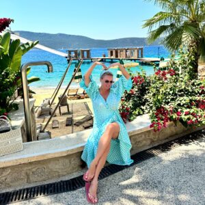 Anna Semenovich Instagram - Какие же краски! 🎨😍
Фотка сделана без фильтров, и я просто обязана поставить её на заставку!
В Бодруме очень красивая природа , прозрачное море , горы и нет изнуряющей жары ☀️
Я много слышала об этом курорте, когда-то я была здесь проездом, но ничего не успела посмотреть. 
А теперь мне повезло остаться в этой сказке на целую неделю! 😋

Мы выбрали невероятный бутик-отель @casanonnabodrum в итальянском стиле😜 
Шикарный пляж, роскошный ресторан, красивейший видовой бассейн и потрясающий номер с видом, от которого просто захватывает дух 🔥
Наслаждаюсь каждым мгновением нашего путешествия ❤️ #аниныистории 
#отпуск 
@karinazvereva_travel