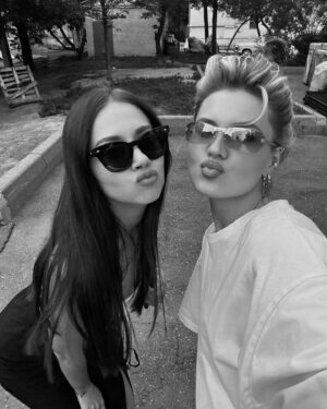 Anna Shulgina Instagram - Главные по звездам @losenok95 💞
Разделили ответственность поровну - Олеся за небо , я за землю. 😉