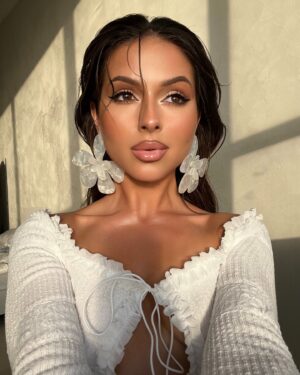 Anna Shurochkina Instagram - Когда Вселенная дает тебе новое начало…оно начинается с «конца». Будь благодарен «закрытым дверям»…Они направляют нас к верному пути. Одно сменяет другое, и это есть движение и рост. Божественная красота в каждой точке пути…💫Enjoy ✨