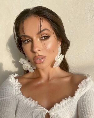 Anna Shurochkina Instagram - Когда Вселенная дает тебе новое начало…оно начинается с «конца». Будь благодарен «закрытым дверям»…Они направляют нас к верному пути. Одно сменяет другое, и это есть движение и рост. Божественная красота в каждой точке пути…💫Enjoy ✨