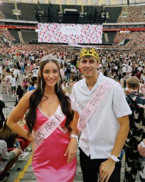 Anna Šulcová Instagram - Miss Americana & Heartbreak Prince 👸🏻🤴🏻 aneb Tay Tay ve Varšavě!💓 Byl to neskutečný zážitek, vše jsem točila do vlogu na youtube a jsem moc ráda, že jsme to takhle v partě mohli zažít! Na čí koncert byste chtěli jít vy?😍