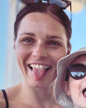 Anna Veith Instagram - We are already enjoying the barefoot season 👒☀️🕶️
#family #summer #sun #sea #kids #withmylove #momlife #fun #goodvibes #bringyourkids #bringyourlife #soonicesunnies