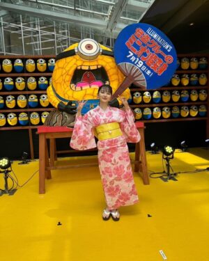 Anna Yamada Instagram - 先日のミニオン夏祭りイベント
浴衣で登壇させていただき、みなさんともお会いできてとても楽しい1日でした☺️

本日よる7時からはNTVぐるぐるナインティナイン
出演させていただきます。緊張しました。
ぜひご覧いただけたら！