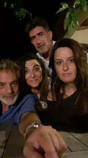 Anne Décis Instagram - Il est tard. Une dernière chanson un peu floue. 
On se couche rarement avant 2h du mat.
On est complet depuis la 2ème, et il en reste 7 avant le 21/07! Il reste des places d’ici là.
On est cuit, mais portés par la Joie et les rires du public!
Venez !! Ce sont les dernières avant la reprise de la tournée en octobre.

❤️‍🔥AMOR À MORT❤️‍🔥

• 21h15
• Théâtre du Petit Chien
• Résa au 0484510748

@nelly_b_comedienne @avymarciano @didierlanducci @thomaselric @jm_michelangeli @boulegue_production @lhotted @muriel.rc