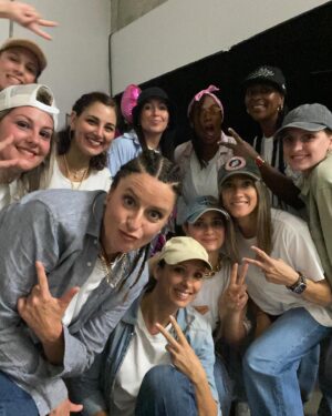 Anne Décis Instagram - Après les 8 séquences du jour, fortes et intenses, ce soir c’était le KIFF du hip-hop !!!!😎💙🤙🏼

Good vibes, super équipe, ambiance de feu, le @6micaix rempli à ras bord… ça passe trop viiiiite !!!🤪

Big up à notre master @edouard_dirtysouth 🙏🏼☀️& @jessyksouth 🌺

@art.com.groove … rdv en septembre !🥳👍🏼