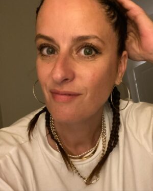 Anne Décis Instagram - Après les 8 séquences du jour, fortes et intenses, ce soir c’était le KIFF du hip-hop !!!!😎💙🤙🏼

Good vibes, super équipe, ambiance de feu, le @6micaix rempli à ras bord… ça passe trop viiiiite !!!🤪

Big up à notre master @edouard_dirtysouth 🙏🏼☀️& @jessyksouth 🌺

@art.com.groove … rdv en septembre !🥳👍🏼