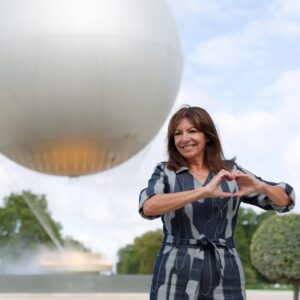 Anne Hidalgo Instagram - Depuis son premier envol, la Vasque olympique a conquis le coeur des Parisiennes et des Parisiens. Symbole des valeurs de concorde et de rassemblement des Jeux Olympiques, je souhaite qu'elle reste un héritage pérenne pour notre ville.

📷 Henri Garat / Ville de Paris