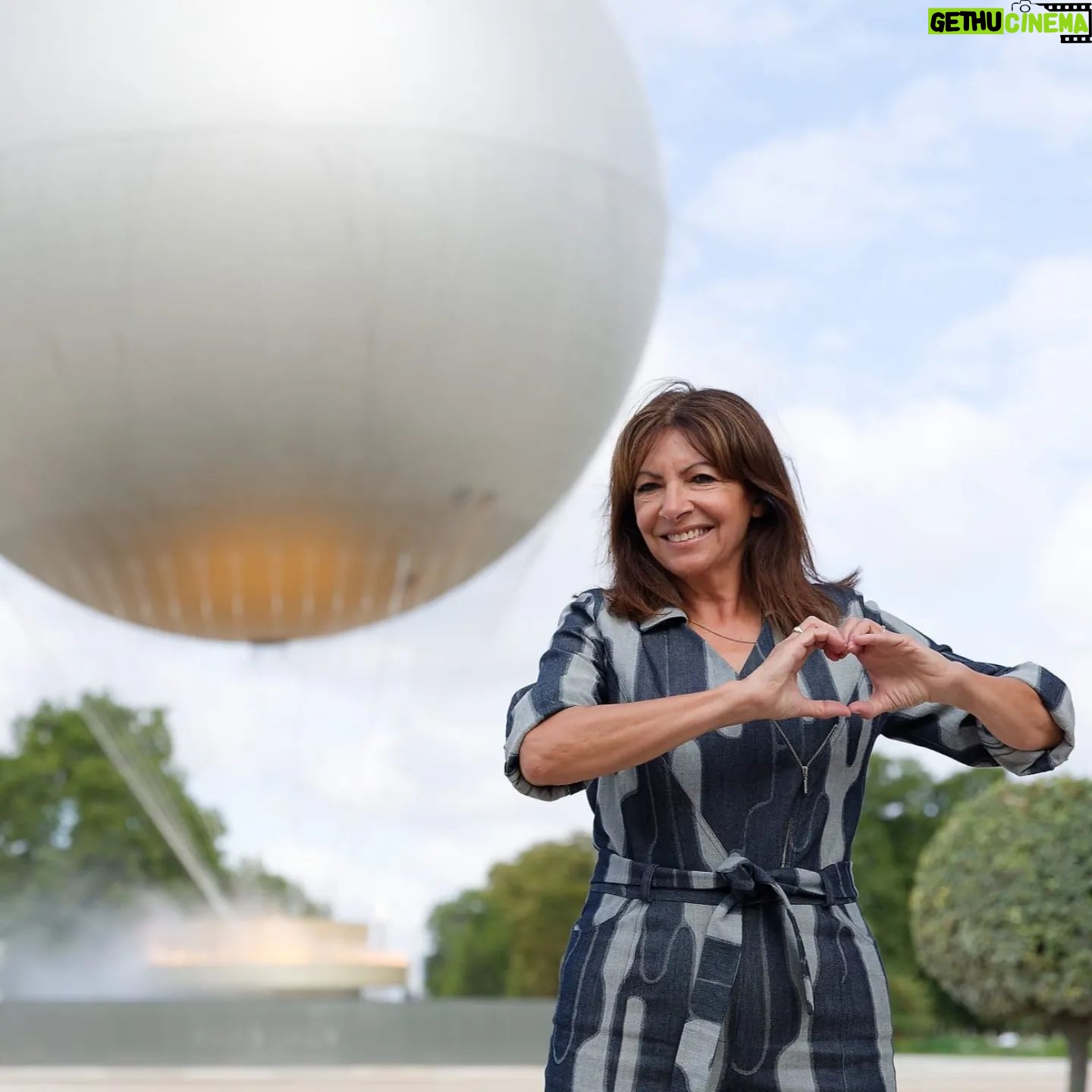 Anne Hidalgo - 6.2K Likes - Depuis son premier envol, la Vasque olympique a conquis le coeur des Parisiennes et des Parisiens. Symbole des valeurs de concorde et de rassemblement des Jeux Olympiques, je souhaite qu'elle reste un héritage pérenne pour notre ville.
📷 Henri Garat / Ville de Paris