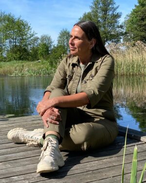 Anne Hjernøe Instagram - Trænger du til at gøre noget godt for dig selv? Har du lyst til at få et kærligt skub i en sundere retning? Til at lave mad, yoga, vandre, træne, debattere og høre oplæg i et fantastisk fællesskab? Så kan du læse mere om vores kursus Stærk, let & mæt LIVE hvis du googler Annas Højskole @annashojskole Vi bor sammen i en uge og jeg glæder mig. Der er stadig enkelte pladser tilbage i september💚❤️ PS. Jeg er der fra morgen til aften hele ugen & fokuserer på DIN sundhed, så er du advaret😉