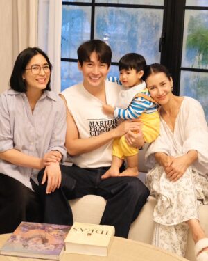Anne Thongprasom Instagram - ขับรถลุยฝนกันมา 4 คนพ่อ แม่ ลูก ( ในท้องอีก1)  ติดฝนอยู่ในบ้าน จนคนท้องกินของจะหมดบ้านแอนแล้ว ฝนก็ยังไม่หยุด😂💦 ครั้งหน้าแก้ตัวใหม่นะคะ🤍🤍🤍 #pjหล่อมากลูกกก🤍