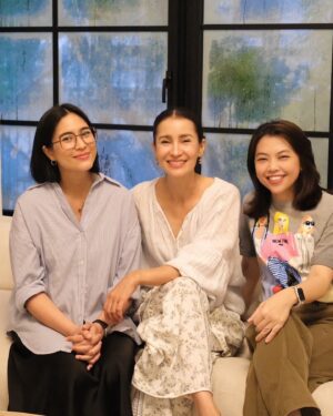 Anne Thongprasom Instagram - ขับรถลุยฝนกันมา 4 คนพ่อ แม่ ลูก ( ในท้องอีก1)  ติดฝนอยู่ในบ้าน จนคนท้องกินของจะหมดบ้านแอนแล้ว ฝนก็ยังไม่หยุด😂💦 ครั้งหน้าแก้ตัวใหม่นะคะ🤍🤍🤍 #pjหล่อมากลูกกก🤍