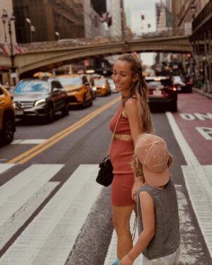 Annemarie Carpendale Instagram - Empire state of mind.. 🌇🤌🏾🌙👄✨🙏🏽🌒🗽
#ny #bigapple #tothemoon #annieway #anniehow #recharge #lovestory #engagement #2011 💍 #mycity #mybiglove