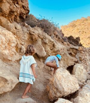 Annemarie Carpendale Instagram - ..about mermaids & magicians….🧜🏻‍♀️✨🌅🌞🪨 
#ibiza #happygolucky #lafamila #friendslove #estorrent #annieway #anniehow #home #happyplace 💜