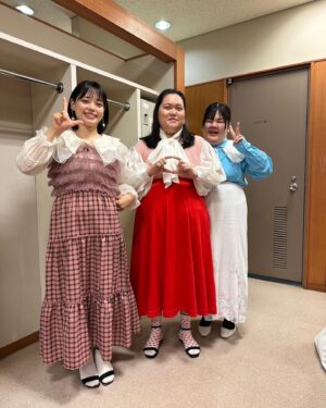 Anri Instagram - 最近の可愛い衣装たち💕

《ぼる塾×トモニー》
はるちゃん
ブラウス @lanan_select 
カーディガン @little_trip_to_heaven 

わたし
シャツ @lanan_select 
ニット @big_time_shimokitazawa 
スカート @punyus 

田辺さん
カーディガン @lanan_select 

👨‍👩‍👦アクセサリー @kiki2_clothing 

《ラヴィット》
はるちゃん
@big_time_shimokitazawa 

田辺さん
シャツ @big_time_shimokitazawa 
スカート @little_trip_to_heaven 

わたし
シャツ @punyus 
☆カーディガン @lanan_select 

👨‍👩‍👦アクセサリー @kiki2_clothing 

《ラヴィット》
はるちゃん
トップス @big_time_koenji 
パンツ @moyan_ecri_official 

田辺さん
ニット @big_time_koenji 

わたし
シャツ @big_time_koenji 
ベスト @nugu__official  @nugu__store 
スカート @big_time_koenji 

👨‍👩‍👦アクセサリー @kiki2_clothing 

《ラヴィット》
はるちゃん
ブラウス @nugu__official  @nugu__store 
ビスチェ @little_trip_to_heaven 
スカート @little_trip_to_heaven 

田辺さん
リボンタイブラウス @flamingo_2nd 
ベスト @nugu__official  @nugu__store 

わたし
シャツ @harajukuchicago_official 
スカート @harajukuchicago_official 

👨‍👩‍👦アクセサリー @kiki2_clothing 

《つぶれない店》
はるちゃん
ブラウス @little_trip_to_heaven 
スカート @nugu__official  @nugu__store 

田辺さん
シャツ @little_trip_to_heaven 

わたし
シャツ @nugu__official  @nugu__store 
ニット @nugu__official  @nugu__store 

👨‍👩‍👦アクセサリー @kiki2_clothing 

《ラヴィット》
はるちゃん
インナー @nugu__official  @nugu__store 
ブラウス @kiki2_clothing 
スカート @nugu__official  @nugu__store 

わたし
つけ襟 @asknowaspinky 
ブラウス @flamingo_2nd 
スカート @aileen_by_groggrog_vintage 

田辺さん
つけ襟 @asknowaspinky 
シャツ @nugu__official  @nugu__store 

👨‍👩‍👦アクセサリー @kiki2_clothing 

《お菓子のイベント》
はるちゃん
ブラウス @lanan_select 

わたし
ブラウス @flamingo_2nd 
スカート @asknowas_olaca 

田辺さん
シャツ @flamingo_2nd 

《クワイエット・プレイス：DAY １イベント》
はるちゃん
🐈トップス @flamingo_2nd 
スカート @romantic_standard 

田辺さん
Tシャツ @asknowas_olaca 

《ラヴィット》
はるちゃん
トップス @topofthehill_shimokitazawa 
スカート @topofthehill_shimokitazawa 

わたし
ブラウス @big_time_koenji 

田辺さん
シャツ @big_time_koenji 
スカート @topofthehill_shimokitazawa 

🧑‍🧑‍🧒アクセサリー @kiki2_clothing 

《ラヴィット》
はるちゃん
ブラウス @big_time_shimokitazawa 
ワンピース @little_trip_to_heaven_koenji 

わたし
ブラウス @big_time_shimokitazawa 

田辺さん
シャツ @big_time_shimokitazawa 

👨‍👩‍👦アクセサリー @kiki2_clothing