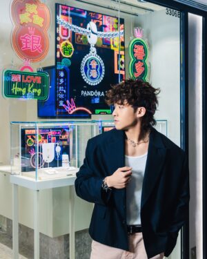 Anson Chan Instagram - thank you Pandora for inviting me to the Be Love Hong Kong Event! 🤍🤍🤍

大家有無留意我好鍾意喺街上面拍 reels ，夠哂熱鬧之餘仲因為我好鍾意香港街道嘅景色！好鍾意今次推出嘅香港本土情懷珠寶系列，完全展現咗香港特色情懷同我嘅 CREATION呀！🇭🇰🇭🇰🇭🇰

睇下我手上嘅香港霓虹招牌吊飾，完全展示到香港嘅耀眼光芒同活力。吊飾其中一面以螢光橙色琺瑯寫住「香港」，琺瑯係UV光照射下仲會泛現光芒，夠曬特別！仲有藍色熱氣球之旅串飾，藍色水晶為熱氣球，象徵遊歷同埋對探索遠方嘅嚮往！ 

如果你都想擁有屬於你嘅「香港故事」，就快啲嚟Pandora揀選啦！
�Link: https://to.pandora.net/YSS9JO

@theofficialpandora #Pandora #BeLoveHK #PandoraJewellery
@harbourcity #harbourcity
