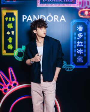Anson Chan Instagram - thank you Pandora for inviting me to the Be Love Hong Kong Event! 🤍🤍🤍

大家有無留意我好鍾意喺街上面拍 reels ，夠哂熱鬧之餘仲因為我好鍾意香港街道嘅景色！好鍾意今次推出嘅香港本土情懷珠寶系列，完全展現咗香港特色情懷同我嘅 CREATION呀！🇭🇰🇭🇰🇭🇰

睇下我手上嘅香港霓虹招牌吊飾，完全展示到香港嘅耀眼光芒同活力。吊飾其中一面以螢光橙色琺瑯寫住「香港」，琺瑯係UV光照射下仲會泛現光芒，夠曬特別！仲有藍色熱氣球之旅串飾，藍色水晶為熱氣球，象徵遊歷同埋對探索遠方嘅嚮往！ 

如果你都想擁有屬於你嘅「香港故事」，就快啲嚟Pandora揀選啦！
�Link: https://to.pandora.net/YSS9JO

@theofficialpandora #Pandora #BeLoveHK #PandoraJewellery
@harbourcity #harbourcity