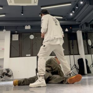 Anson Chan Instagram - BACK ON INSTAGRAM 🐣
p.s. i’ve fully recovered now, don’t worry 🫶🏻

i. 原本想開大技
ii. 點知後腿撕裂
iii. 好彩有人拯救 
iv. 順便抽埋瘀血
v. 🐱🐱🐱
vi. recoverin’ @myocue.physio 
vii. AB v. JME @rise_of_the_ronin 
viii. upper body > lower body
ix. congrats @lyricistl.movie for $7,000,000
