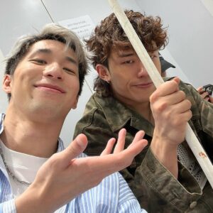 Anson Chan Instagram - BACK ON INSTAGRAM 🐣
p.s. i’ve fully recovered now, don’t worry 🫶🏻

i. 原本想開大技
ii. 點知後腿撕裂
iii. 好彩有人拯救 
iv. 順便抽埋瘀血
v. 🐱🐱🐱
vi. recoverin’ @myocue.physio 
vii. AB v. JME @rise_of_the_ronin 
viii. upper body > lower body
ix. congrats @lyricistl.movie for $7,000,000