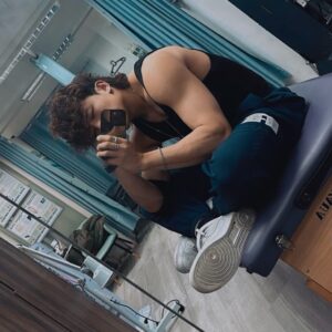 Anson Chan Instagram - BACK ON INSTAGRAM 🐣
p.s. i’ve fully recovered now, don’t worry 🫶🏻

i. 原本想開大技
ii. 點知後腿撕裂
iii. 好彩有人拯救 
iv. 順便抽埋瘀血
v. 🐱🐱🐱
vi. recoverin’ @myocue.physio 
vii. AB v. JME @rise_of_the_ronin 
viii. upper body > lower body
ix. congrats @lyricistl.movie for $7,000,000