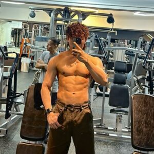 Anson Chan Instagram - BACK ON INSTAGRAM 🐣
p.s. i’ve fully recovered now, don’t worry 🫶🏻

i. 原本想開大技
ii. 點知後腿撕裂
iii. 好彩有人拯救 
iv. 順便抽埋瘀血
v. 🐱🐱🐱
vi. recoverin’ @myocue.physio 
vii. AB v. JME @rise_of_the_ronin 
viii. upper body > lower body
ix. congrats @lyricistl.movie for $7,000,000