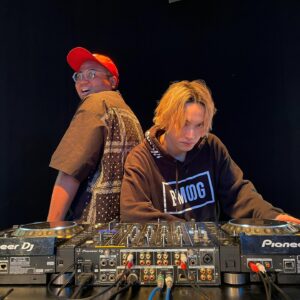 Anthony Instagram - 海外にこんなDJグループいそう。

#DJのやり方わからない
#DJのやり方わからない
#DJのやり方わからない
#OTONARI