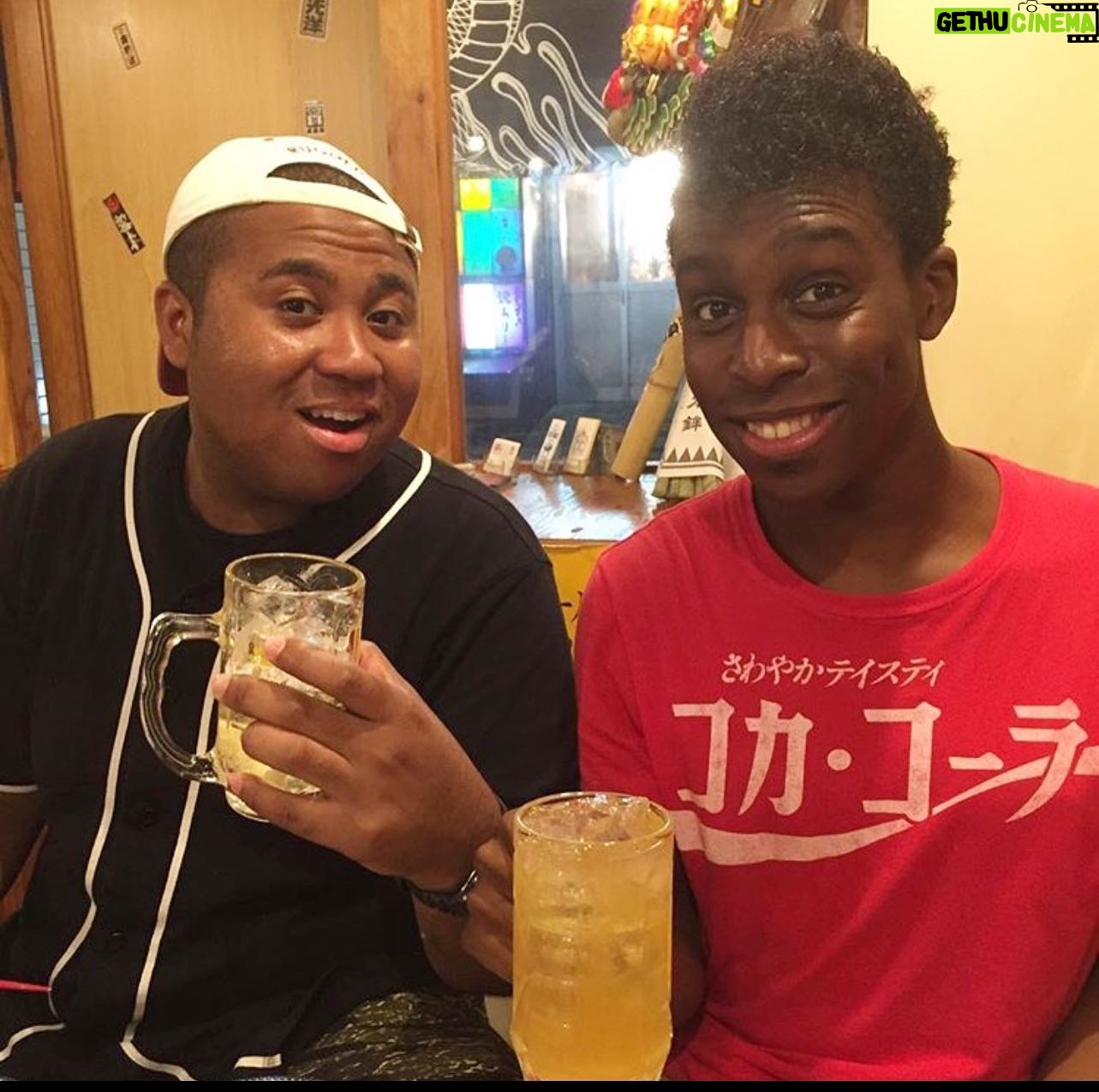 Anthony - 2.3K Likes - 5〜6年前にアイクと乾杯した写真
#アイクに比べてアントニー薄くね
#なんか間抜けだなぁ
#本物と偽物の差がこれか
#いやアイクコーラのTシャツ似合い過ぎだろ
#英語喋れるようになりたい