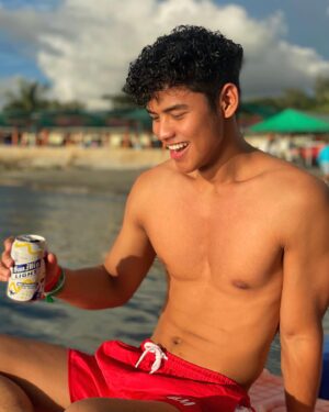 Anthony Flores Instagram - Dagat time with @sanmiglightph ❤️ #drinkresponsibly
